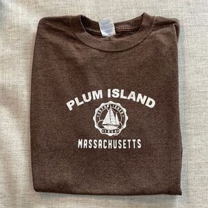 New Never worn Brown Plum Island T Shirt - Massachusetts